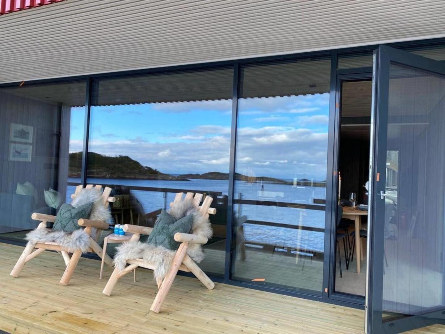 Waterfront Apartment With Panoramic Sea View Henningsvær Eksteriør billede